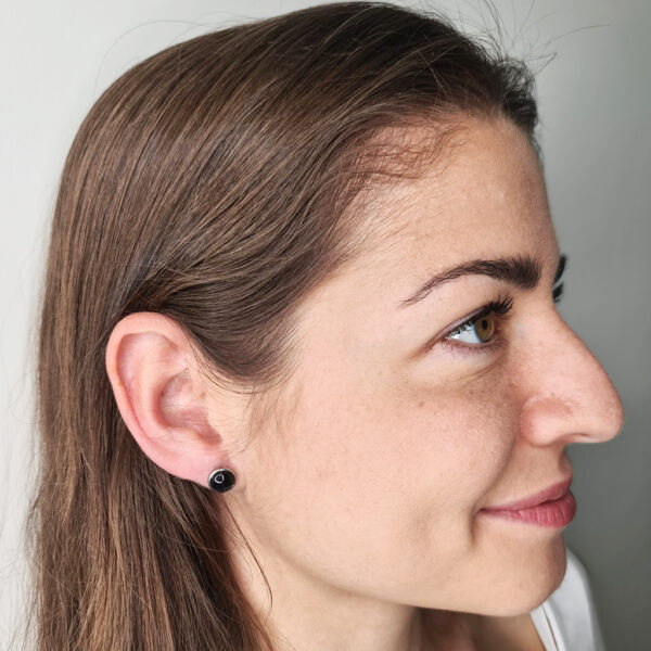 Fekete köves ezüst színű fülbevaló