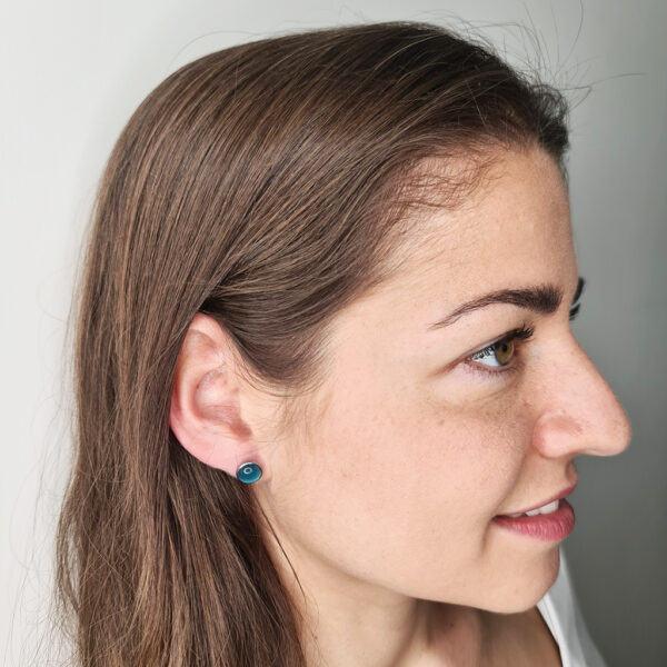 Világoskék köves ezüst színű fülbevaló